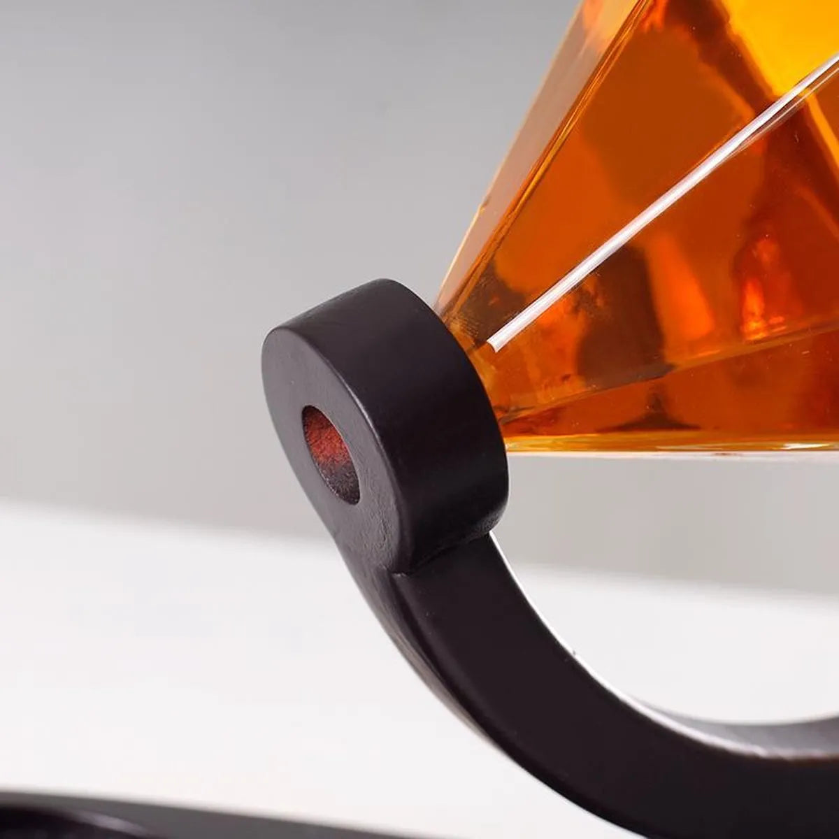 Set Decantor Whisky sub forma de Diamant cu suport de lemn si 2 pahare, 850ml