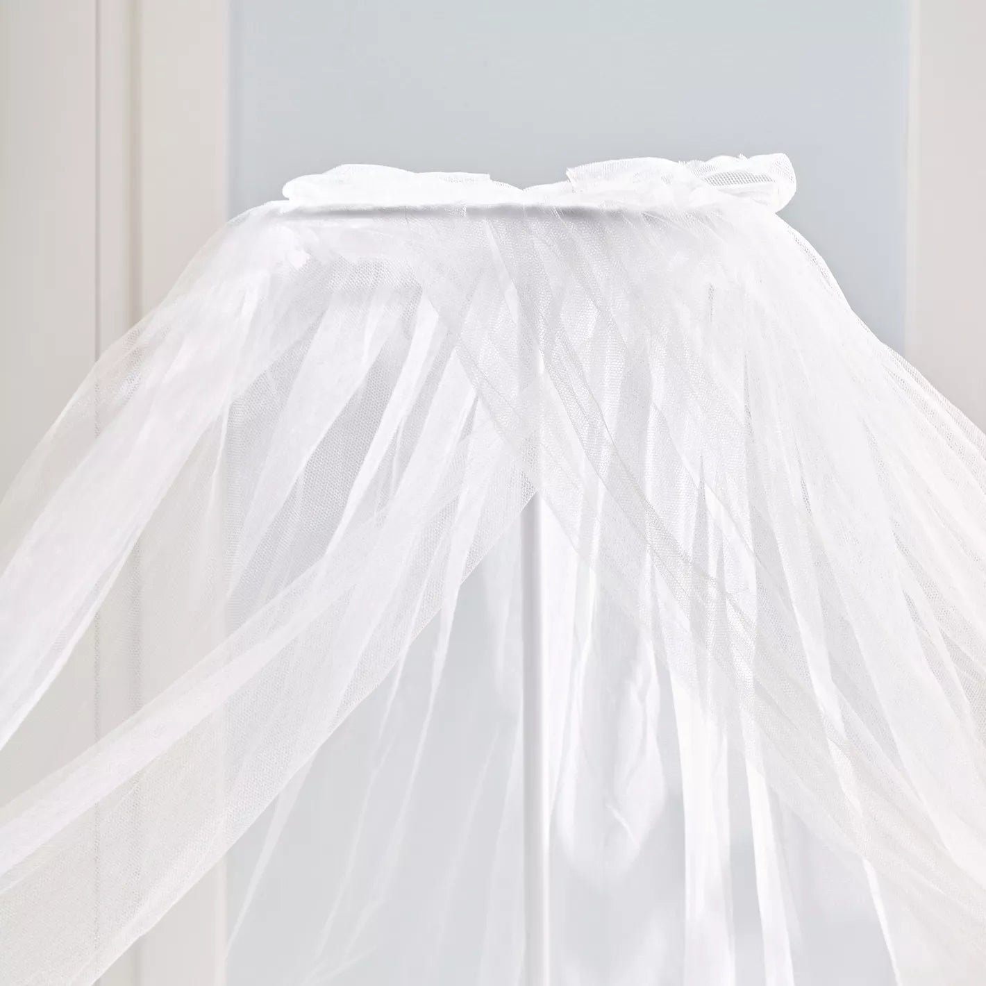 Patut bebelusi din lemn stil scandinav cu roti, laterale de protectie, saltea inclusa, baldachin, alb 104 x 60 x 85 cm