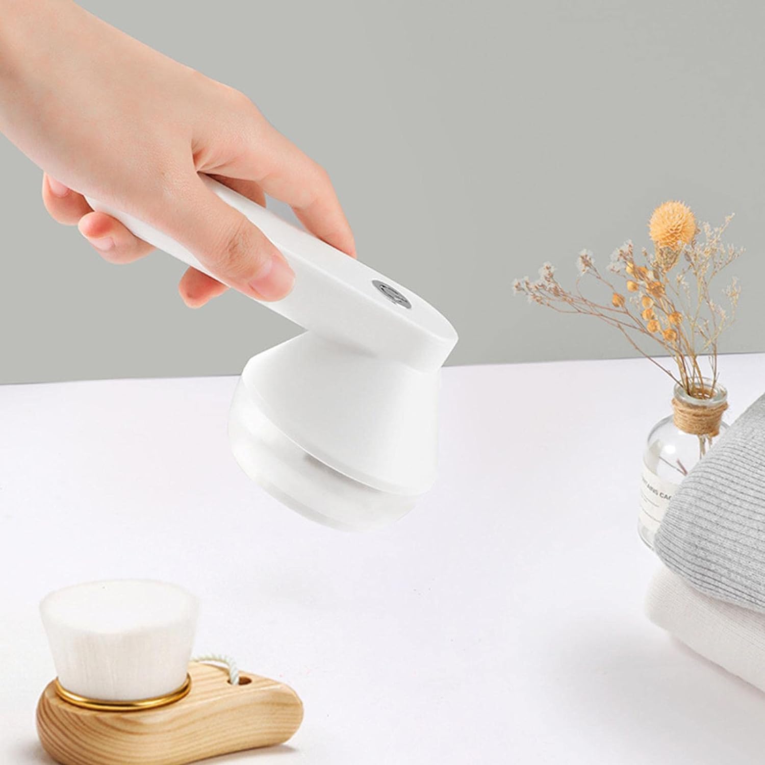 Aparat electric pentru curatat scame