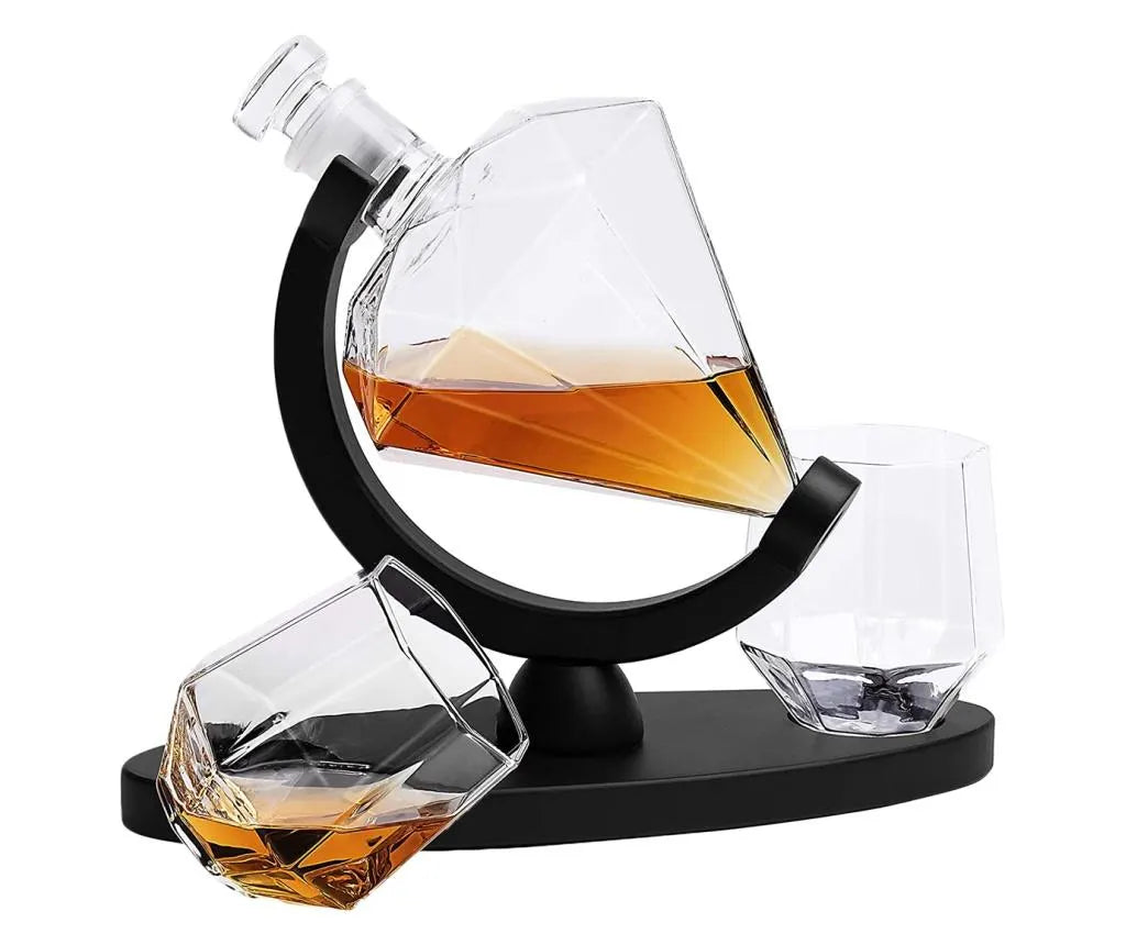 Set Decantor Whisky sub forma de Diamant cu suport de lemn si 2 pahare, 850ml