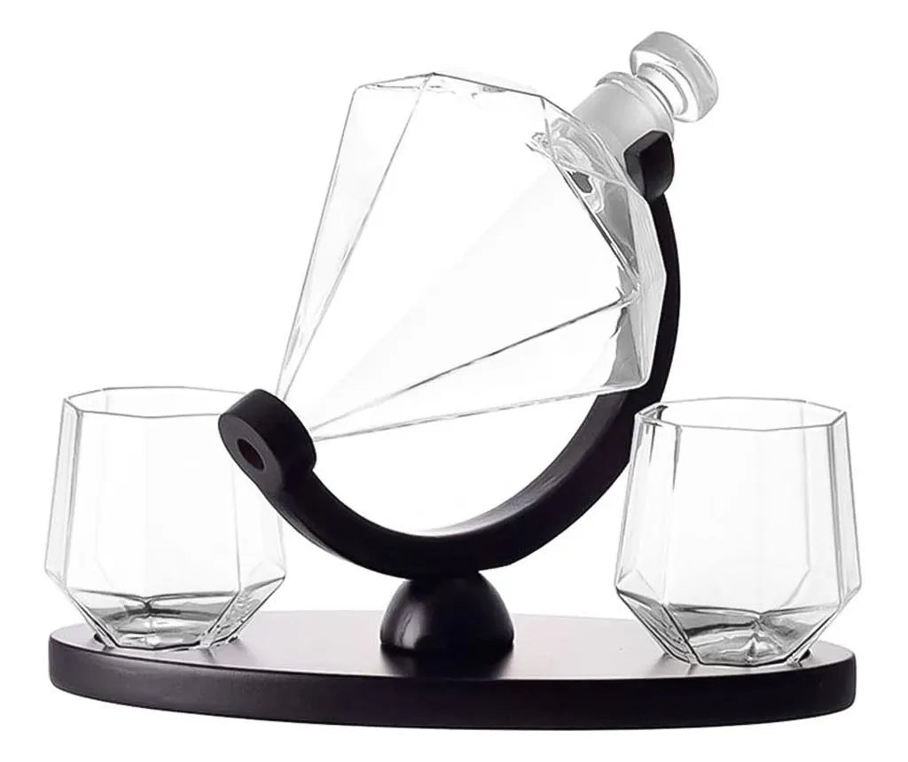 Set Decantor Whisky sub forma de Diamant cu suport de lemn si 2 pahare, 850ml