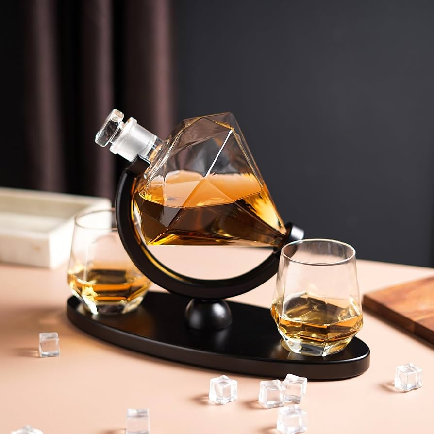 Set Decantor Whisky sub forma de Diamant cu suport de lemn si 2 pahare, 850ml
