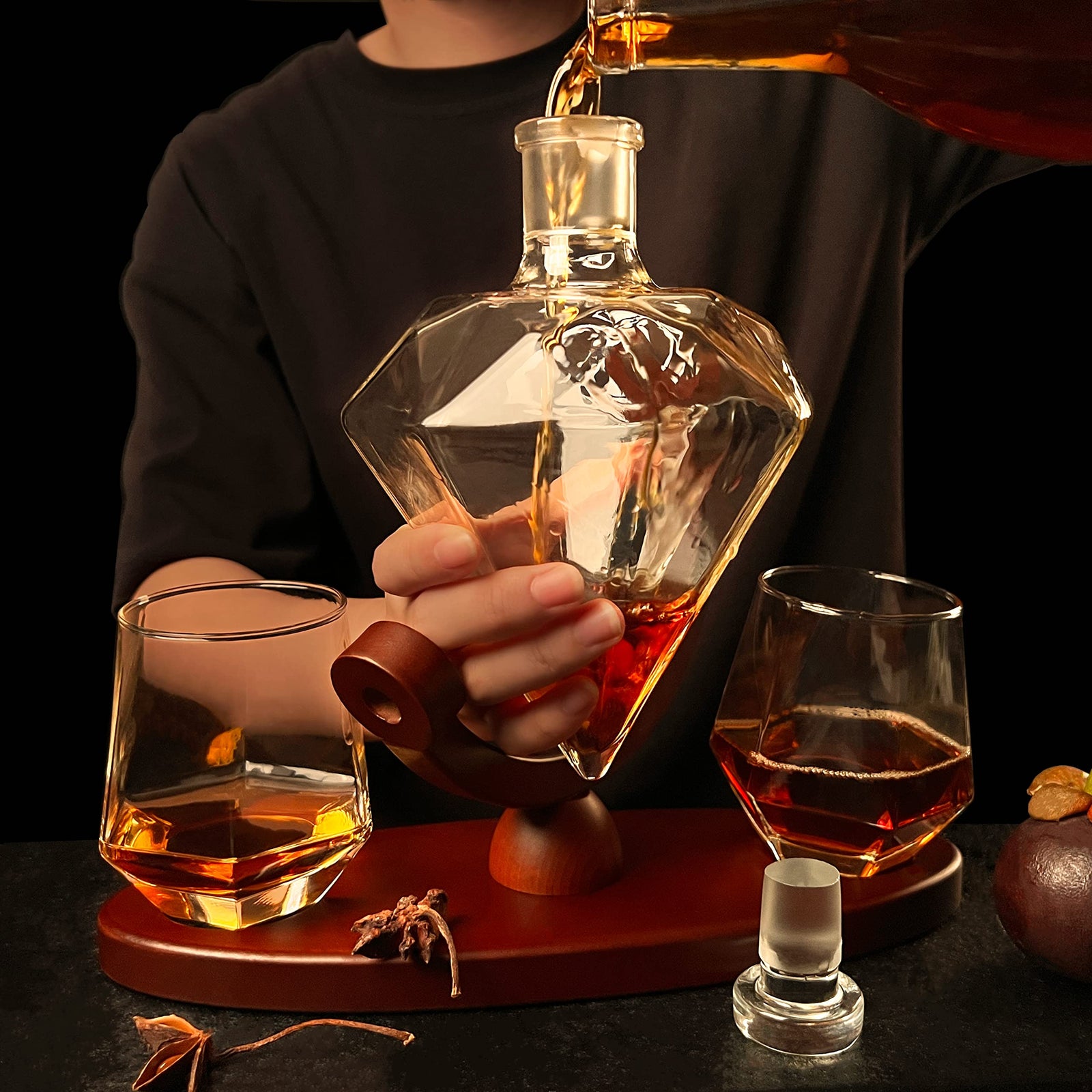 Set Decantor Whisky sub forma de Diamant cu suport de lemn si 2 pahare, 850ml