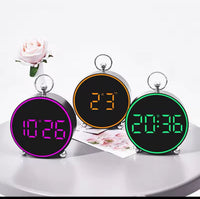 Ceas desteptator digital LED 4,4" cu afisaj color, comanda vocala si alarme personalizabile - trezeste ecranul prin bataie