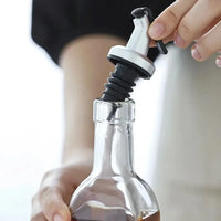 Set elegant pentru ulei, oțet și condimente – 2 sticle din sticlă 500 ml + 3 recipiente cu linguriță 250 ml - imagine 7