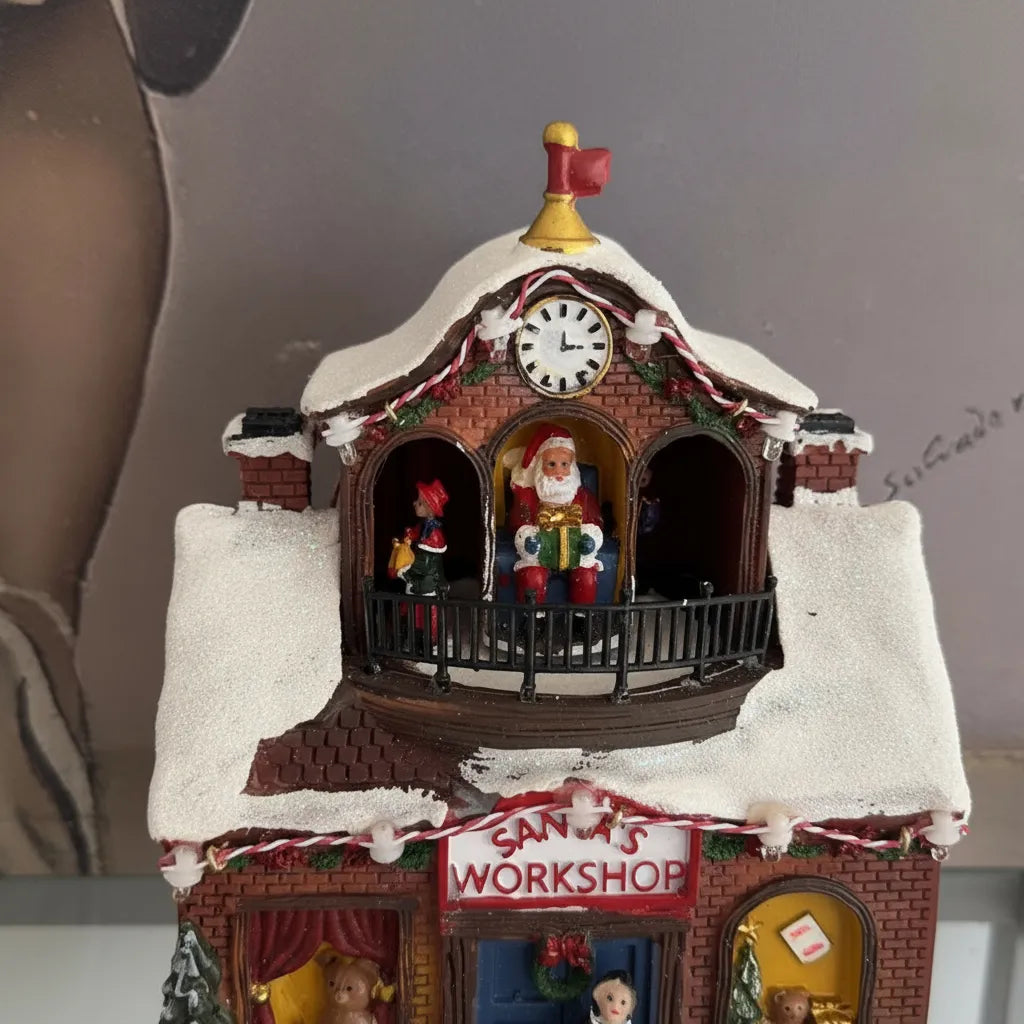 Decoratiune Muzicala de Craciun cu Luminare LED, model Santa Workshop cu Mos Craciun in mansarda, ceas decorativ, acoperis inzapezit, ferestre cu jucarii, copii la intrare