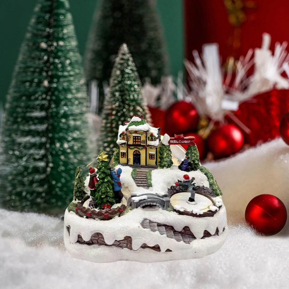 Decoratiune Muzicala de Craciun cu Luminare LED, Miscarare Rotativa si Peisaj de Iarna – Model Casa cu Patinoar