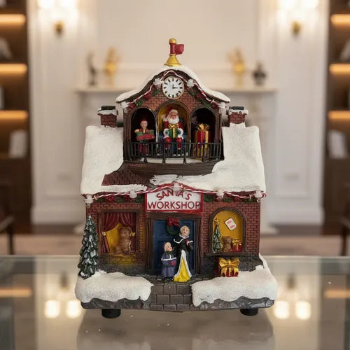 Decoratiune Muzicala de Craciun cu Luminare LED, model Santa Workshop cu Mos Craciun in mansarda, ceas decorativ, acoperis inzapezit, ferestre cu jucarii, copii la intrare