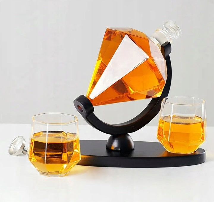 Set Decantor Whisky sub forma de Diamant cu suport de lemn si 2 pahare, 850ml