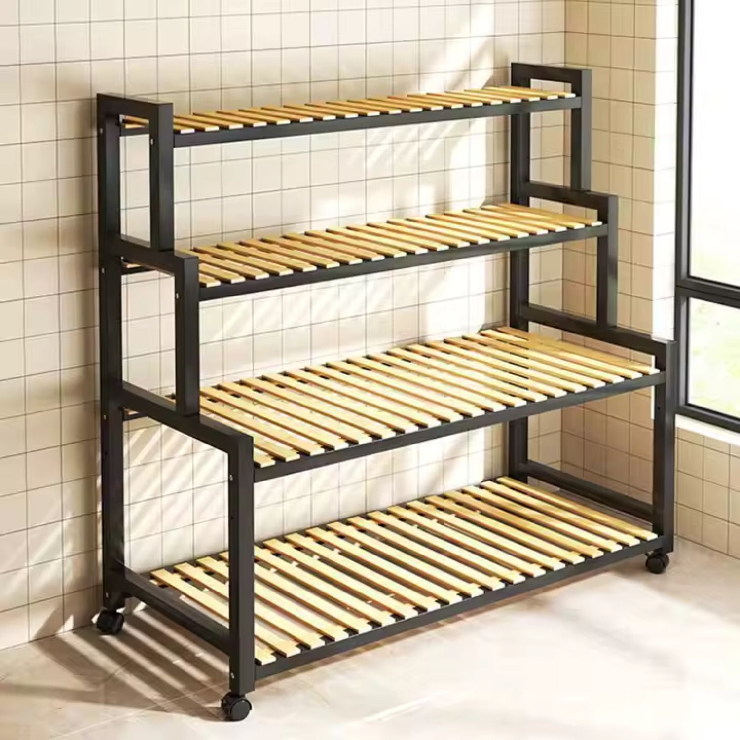 Etajeră plante cu 4 rafturi bambus și roți, cadru metalic – Negru, pentru interior/exterior, 145x48x10