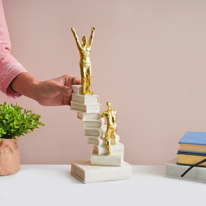Statueta decorativa “Books Staircase” – simbol al succesului prin cunoastere si perseverenta, 30 cm