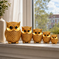 Set 5 Bufnițe Decorative Aurii din Rășină, Dimensiuni Diferite, 13–7,5 cm, Design Elegant, Ornamente pentru Living, Birou și Dormitor - in context de utilizare