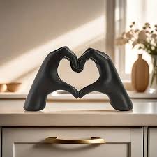 Decoratiune sculpturala maini in forma de inima – rasina – 25 x 8.5 x 15 cm