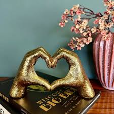 Decoratiune sculpturala maini in forma de inima – rasina – 25 x 8.5 x 15 cm