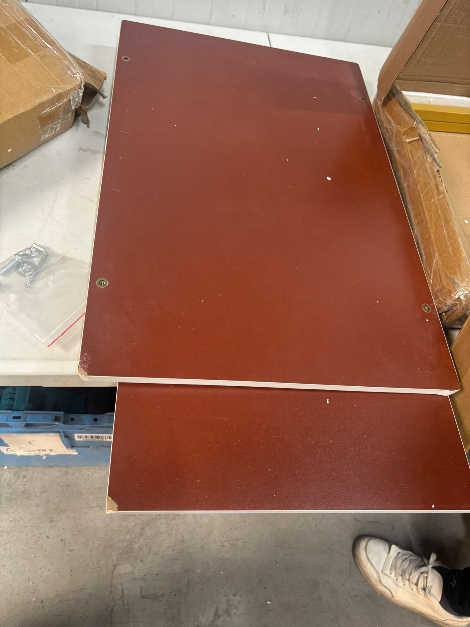 RESIGILAT — Masuta moderna cu blat tip marmura si cadru metalic auriu – 3 nivele de depozitare 60 x 40 x 68 cm · Acceptabil #001