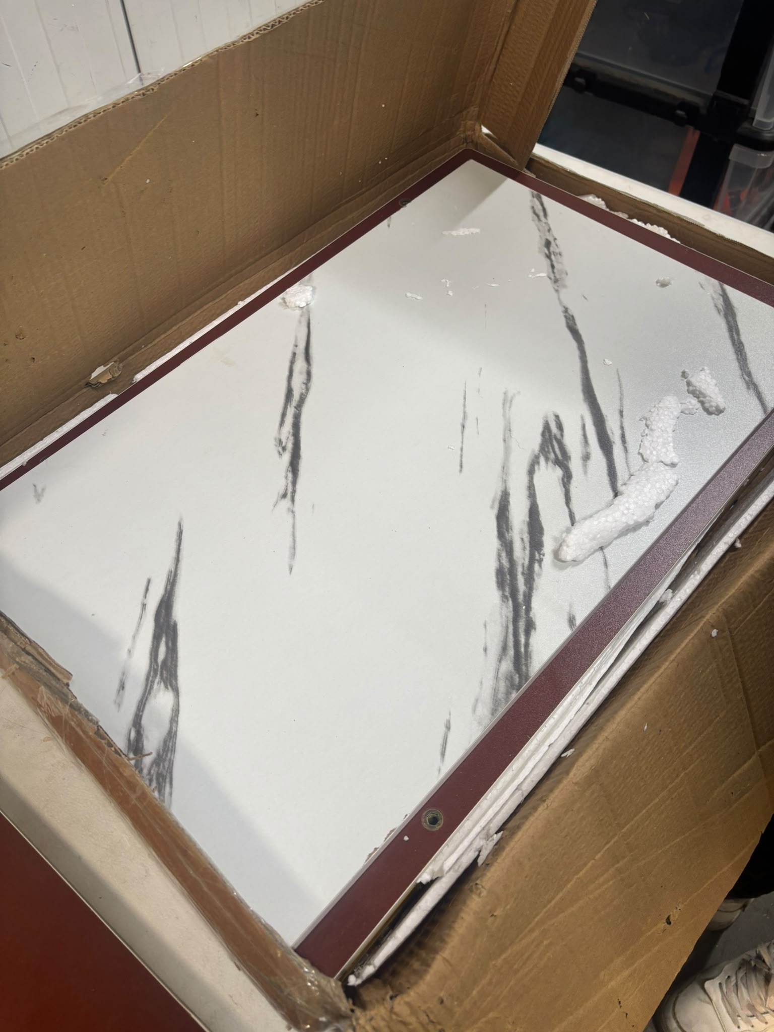 RESIGILAT — Masuta moderna cu blat tip marmura si cadru metalic auriu – 3 nivele de depozitare 60 x 40 x 68 cm · Acceptabil #001