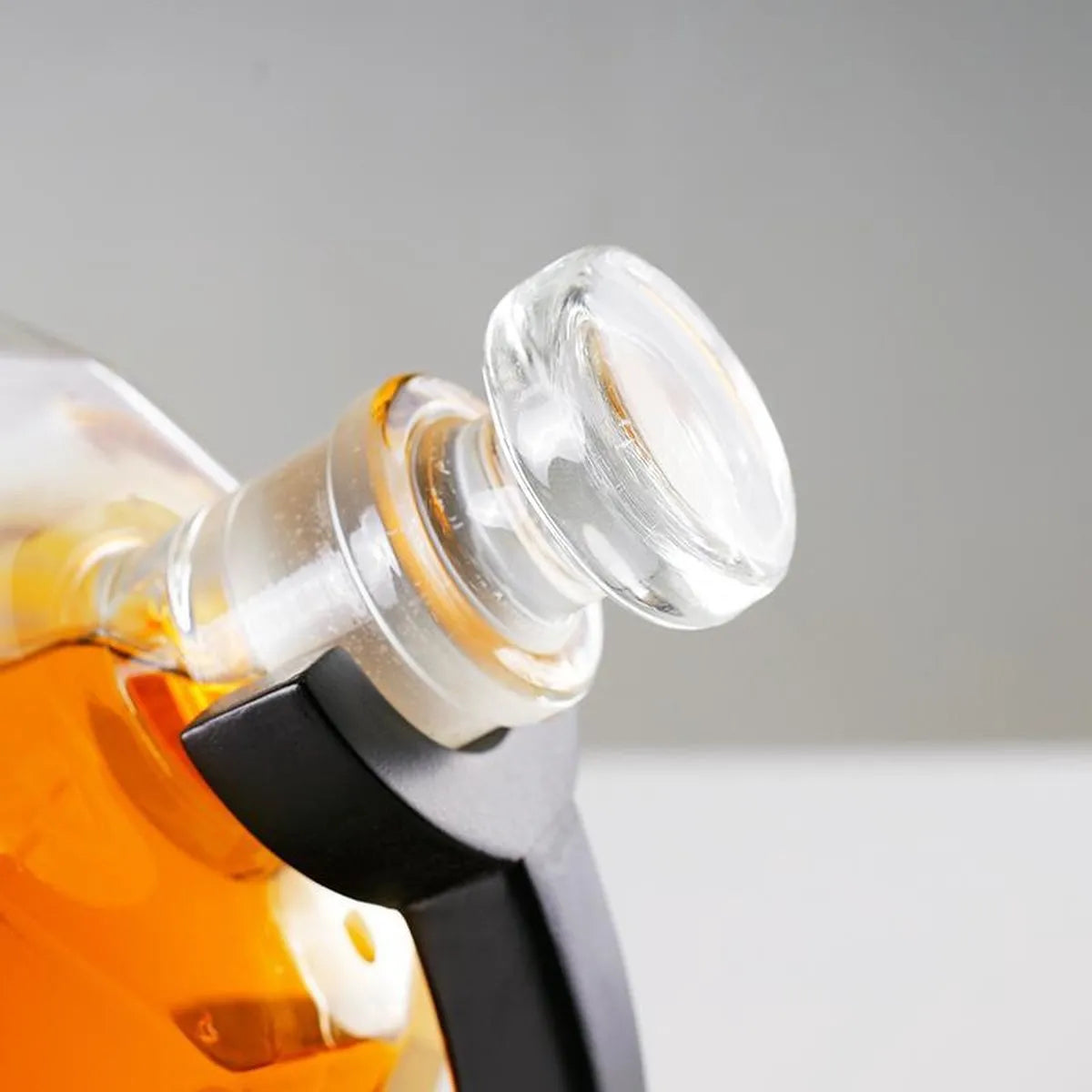 Set Decantor Whisky sub forma de Diamant cu suport de lemn si 2 pahare, 850ml