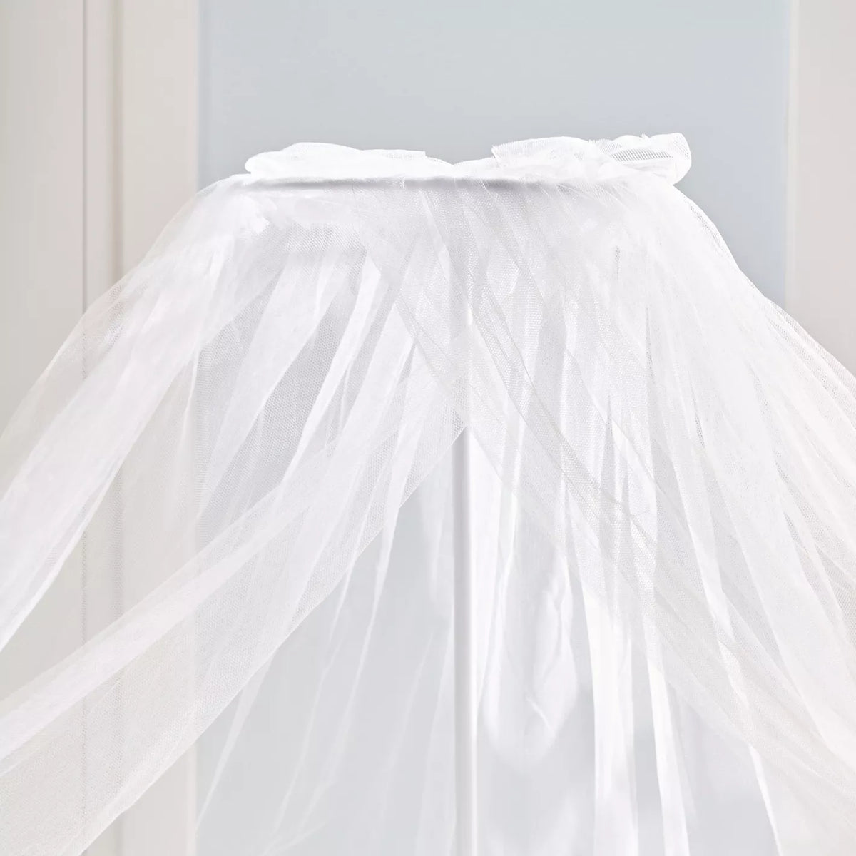 Patut bebelusi din lemn stil scandinav cu roti, laterale de protectie, saltea inclusa, baldachin, alb 104 x 60 x 85 cm