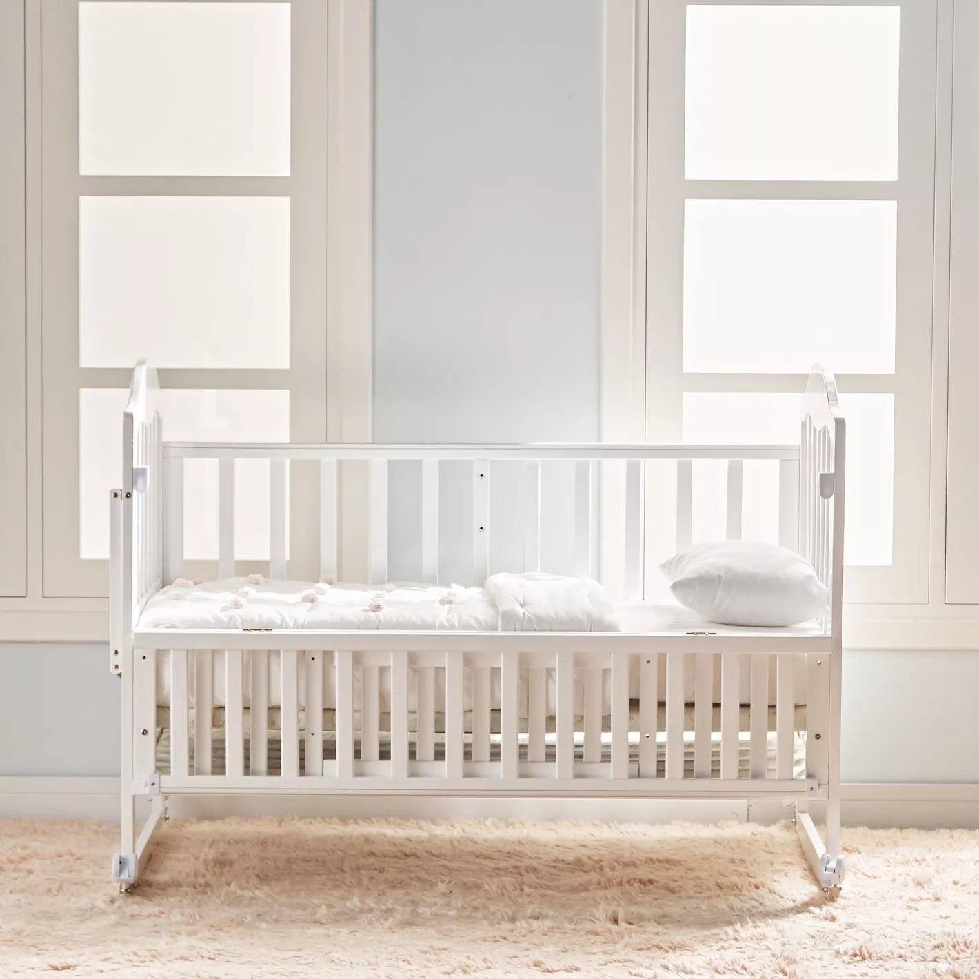 Patut bebelusi din lemn stil scandinav cu roti, laterale de protectie, saltea inclusa, baldachin, alb 104 x 60 x 85 cm
