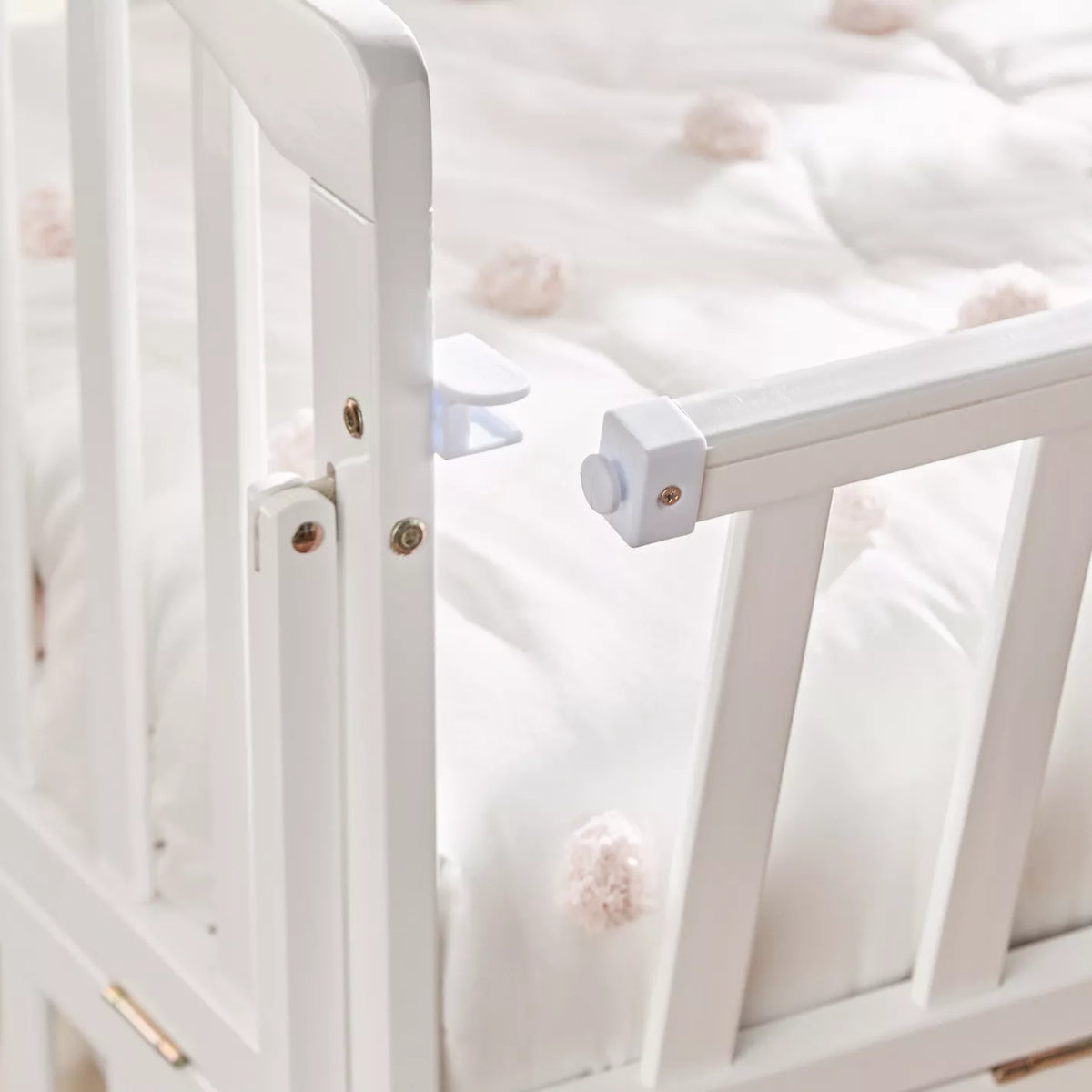 Patut bebelusi din lemn stil scandinav cu roti, laterale de protectie, saltea inclusa, baldachin, alb 104 x 60 x 85 cm