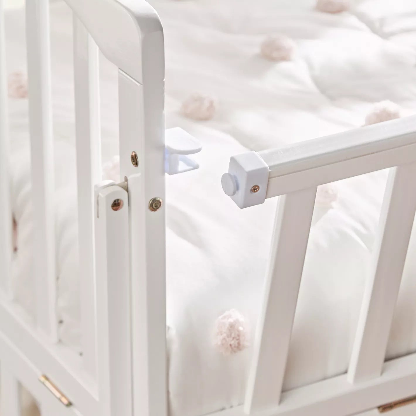 Patut bebelusi din lemn stil scandinav cu roti, laterale de protectie, saltea inclusa, baldachin, alb 104 x 60 x 85 cm
