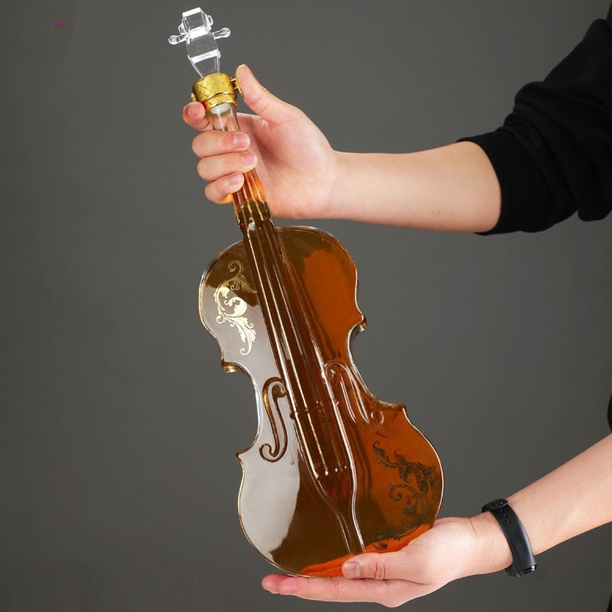 Set decantor in forma de vioara cu 2 pahare si suport din lemn 1000 ml