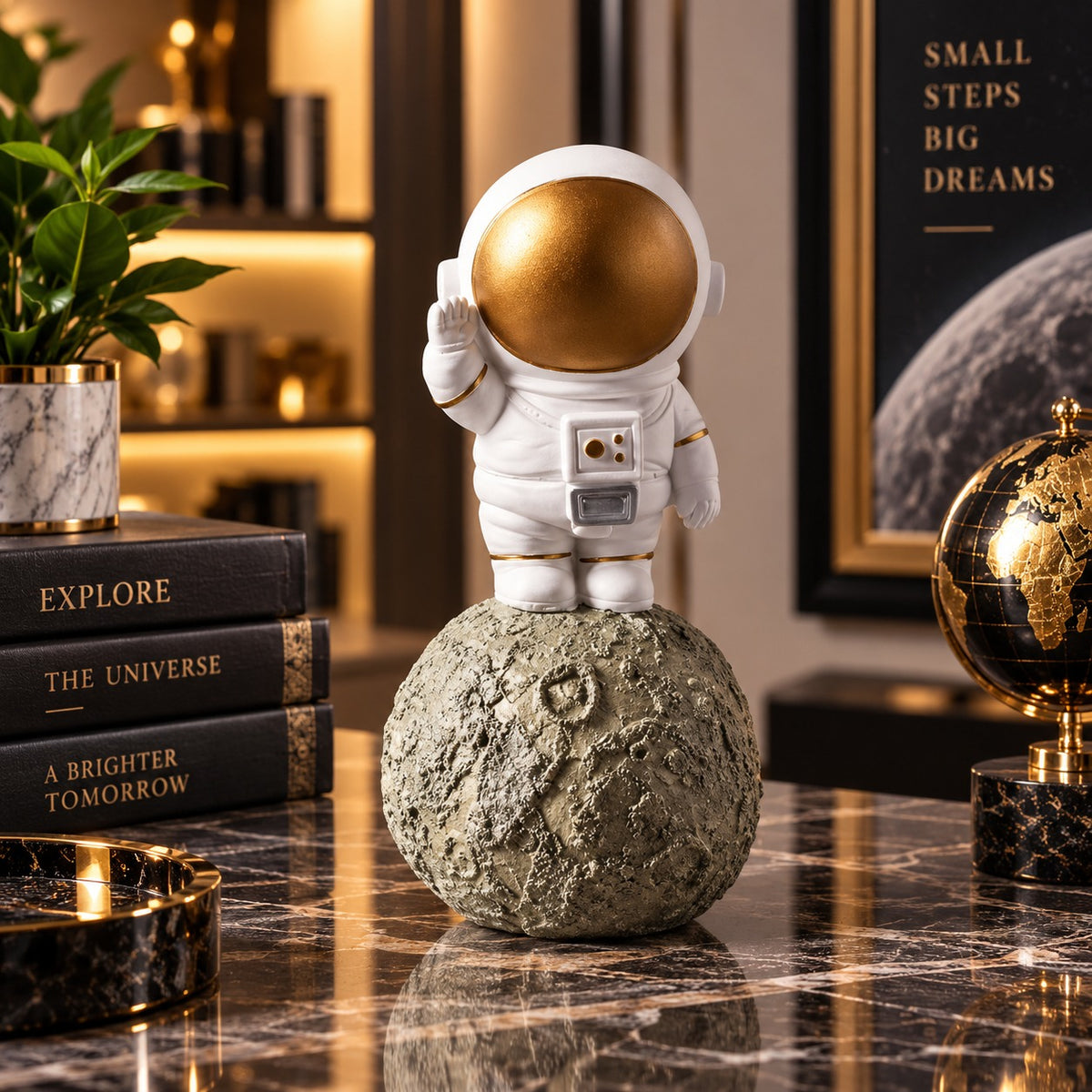 Statuetă Decorativă Astronaut pe Lună din Rășină – Design Premium Alb-Auriu, 6 × 6 × 12 cm - detaliu produs