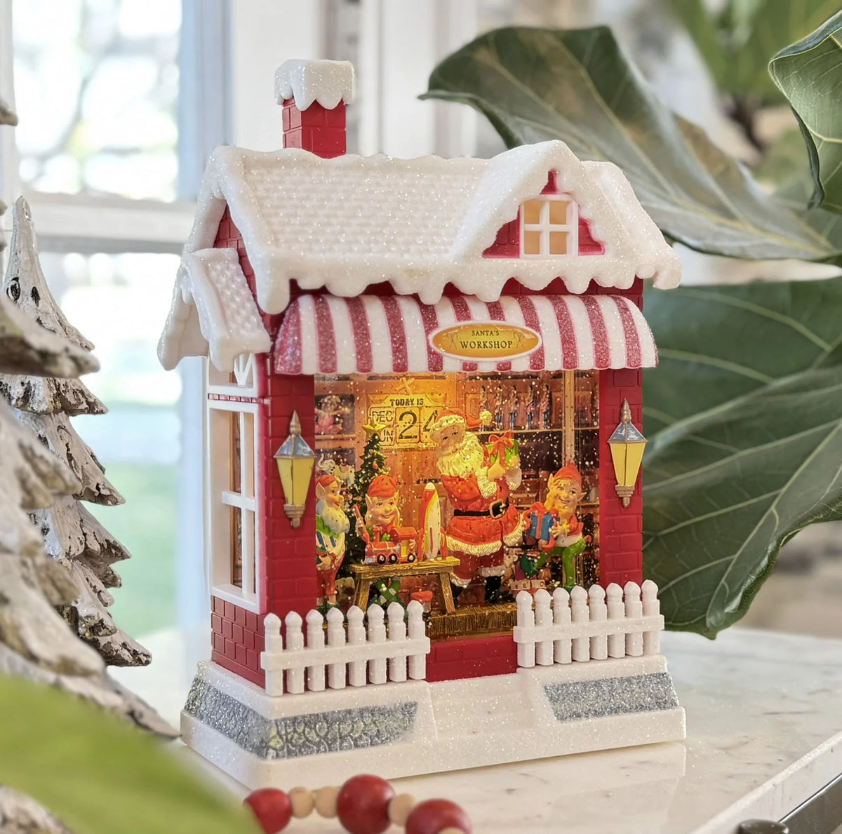 Decoratiune Craciun premium, scena Mos Craciun si spiridusi cu sclipici si muzica