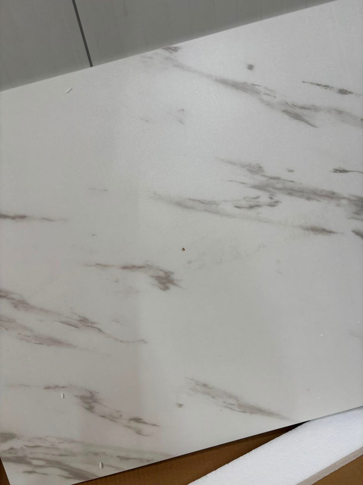 RESIGILAT — Masa cafea pentru living room, blat MDF, picioare metal in X Marmura alba / 120x60x45cm · Acceptabil #001