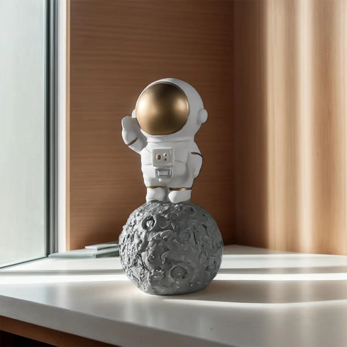 Statuetă Decorativă Astronaut pe Lună din Rășină – Design Premium Alb-Auriu, 6 × 6 × 12 cm - detaliu produs