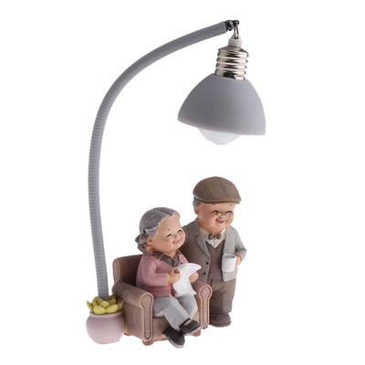Figurina Bunic si Bunica pe canapea cu felinar, rasina, 17 cm