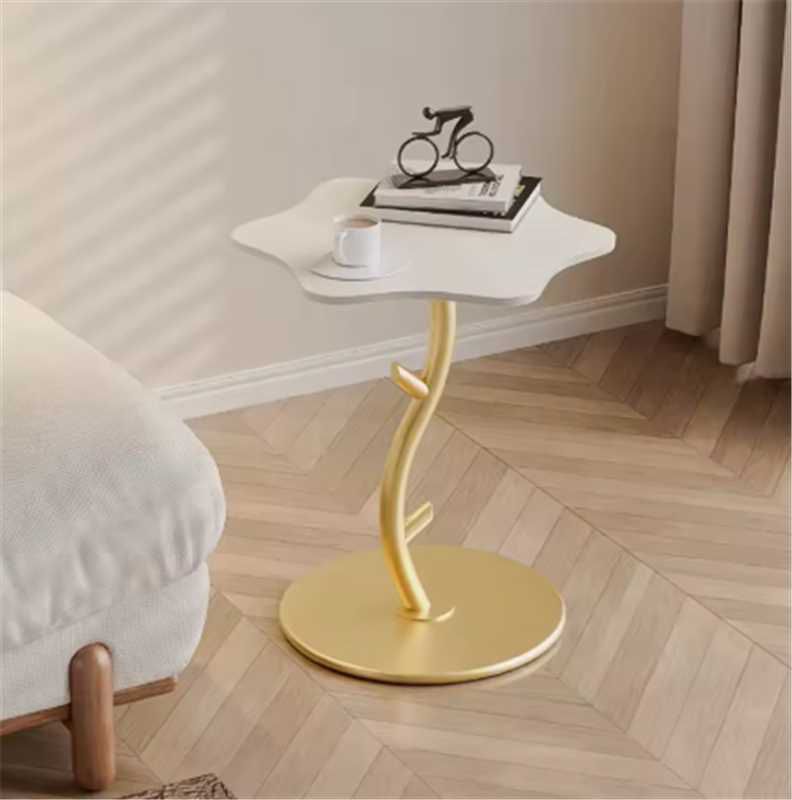 Masuta decorativa moderna, design petala, blat curbat, suport metalic auriu 45 x 50 CM