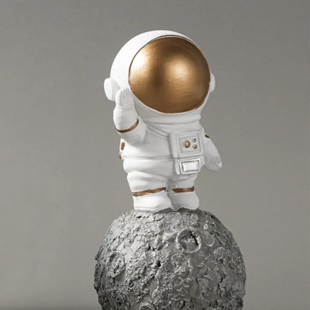 Statuetă Decorativă Astronaut pe Lună din Rășină – Design Premium Alb-Auriu, 6 × 6 × 12 cm - imagine principala