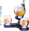 Set decantor cu doua pahare din sticla, design Glob Pamantesc, cu suport de lemn, 850 ml