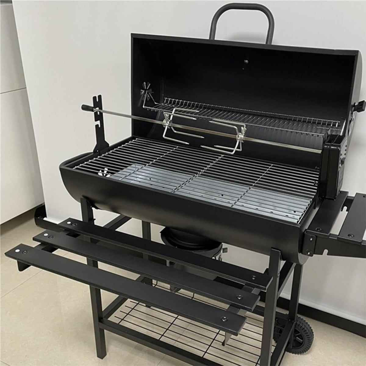 Gratar cu capac si termometru 105,5x85x118 cm – rafturi laterale, roti si aerisire reglabila