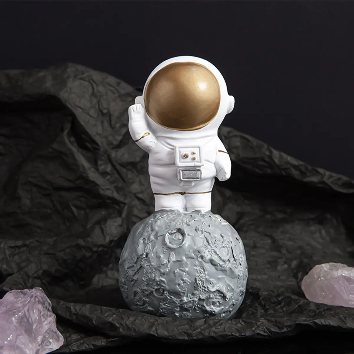 Statuetă Decorativă Astronaut pe Lună din Rășină – Design Premium Alb-Auriu, 6 × 6 × 12 cm - detaliu produs