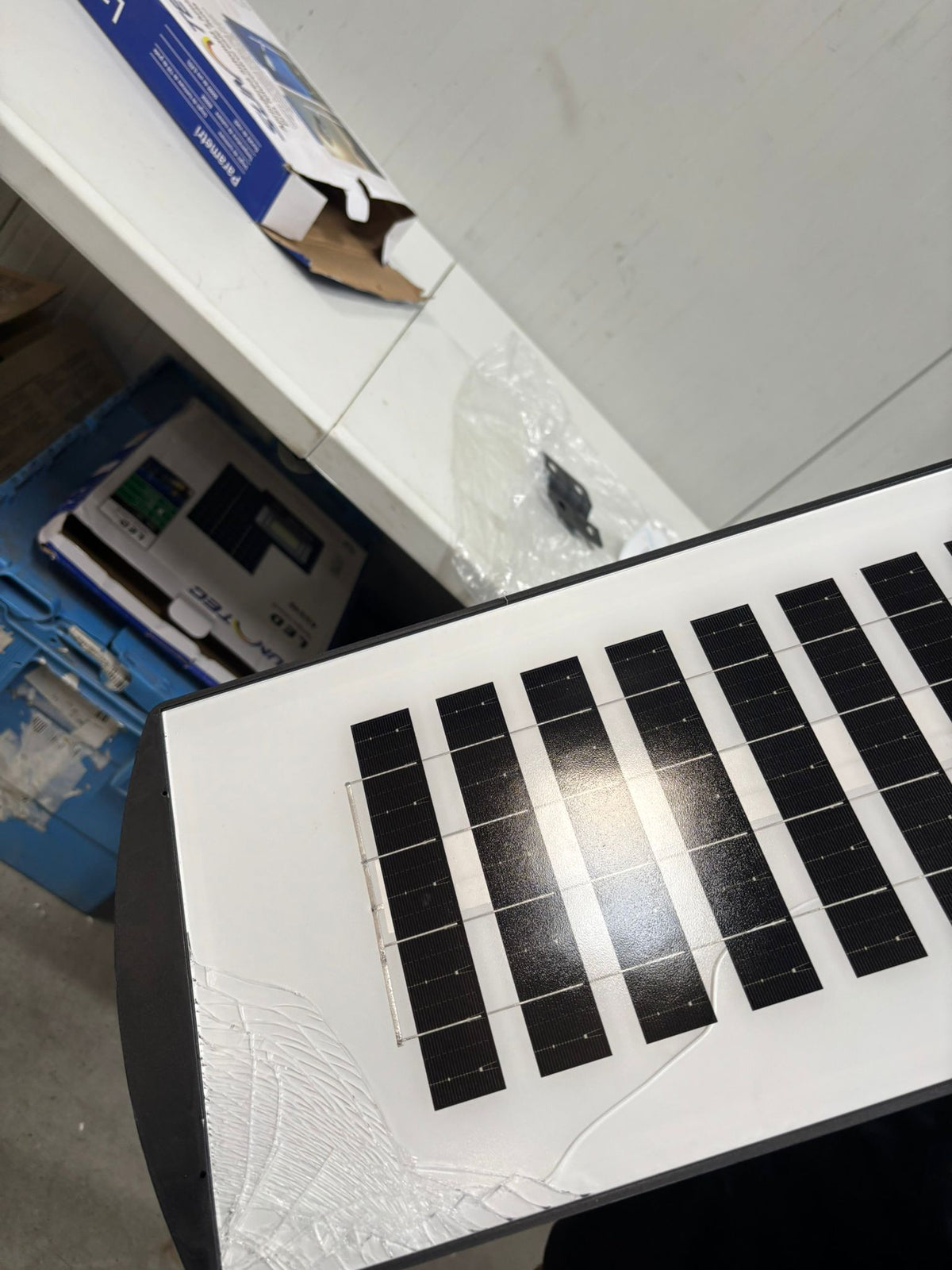 RESIGILAT — Lampa stradala proiector LED cu Incarcare Solara prin Panou Fotovoltaic + telecomanda 400W · Acceptabil #001