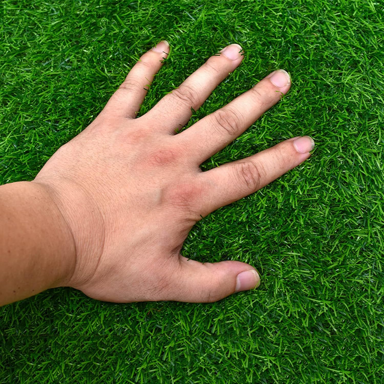 Gazon artificial decorativ – verde natural, drenaj rapid, rezistent UV si foc