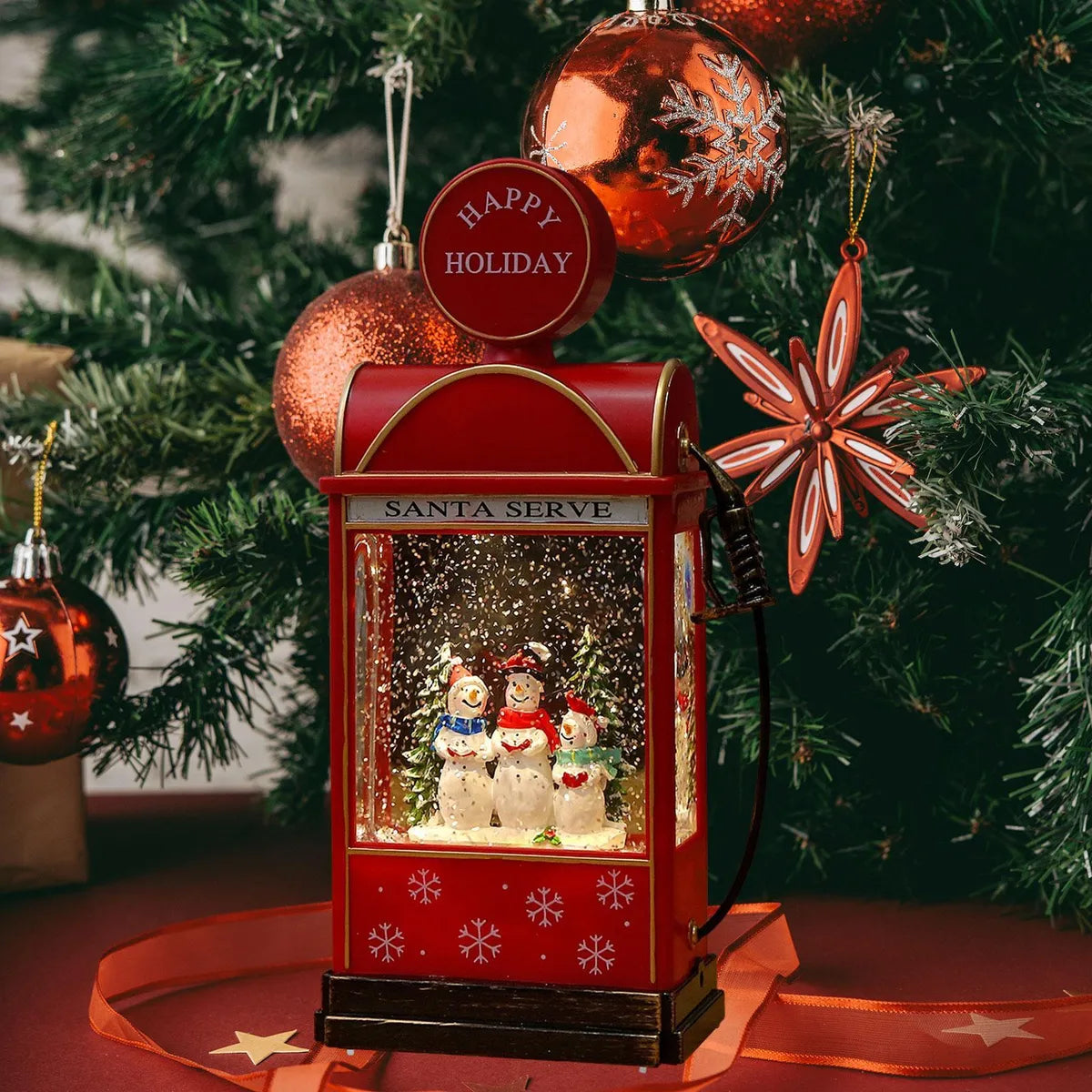 Glob de zapada muzical in forma de statie de benzina – cu lumini, efect de ninsoare si 8 melodii de Craciun