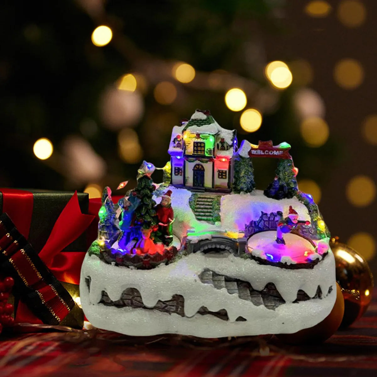 Decoratiune Muzicala de Craciun cu Luminare LED, Miscarare Rotativa si Peisaj de Iarna – Model Casa cu Patinoar