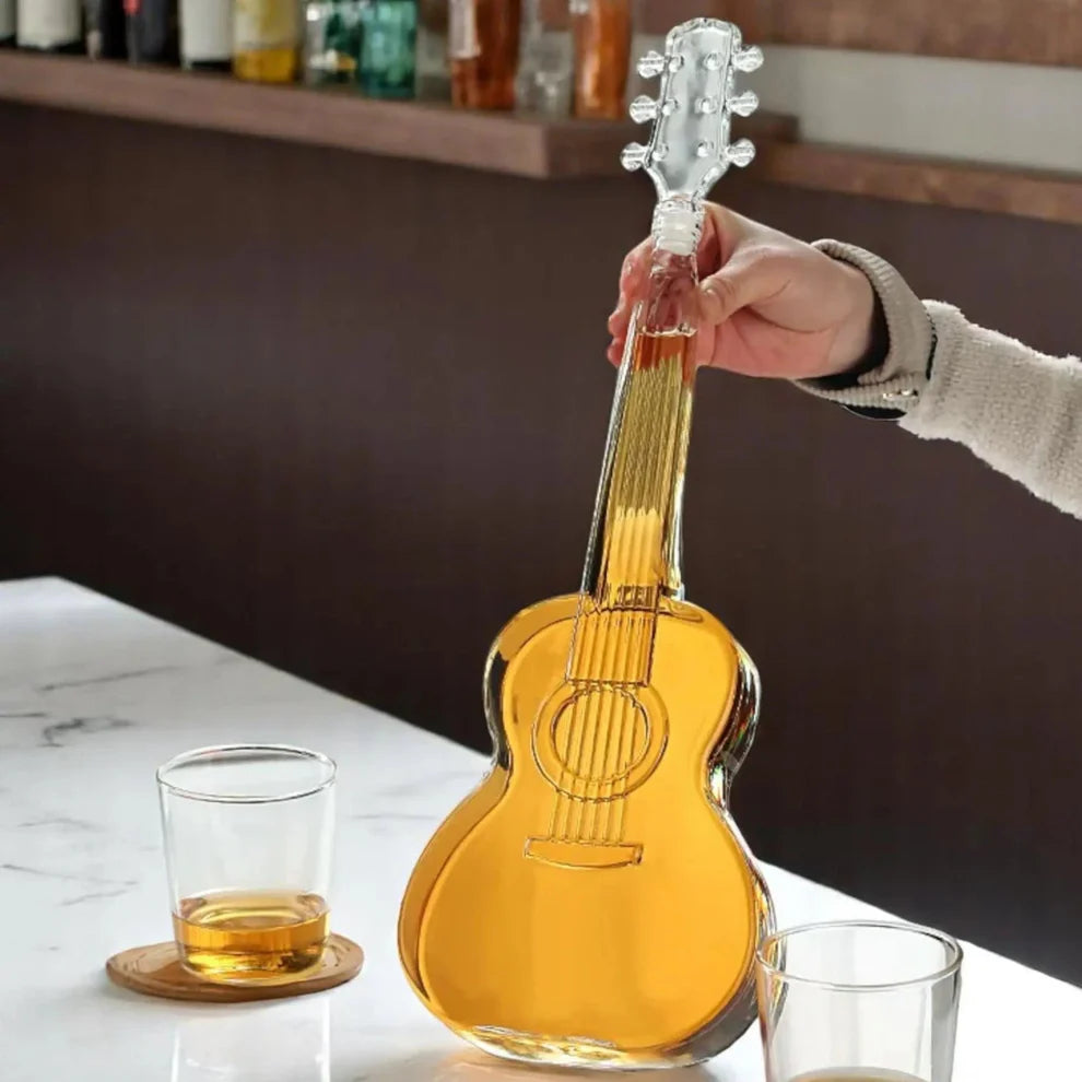 Set decantor in forma de vioara cu 2 pahare si suport din lemn 1000 ml