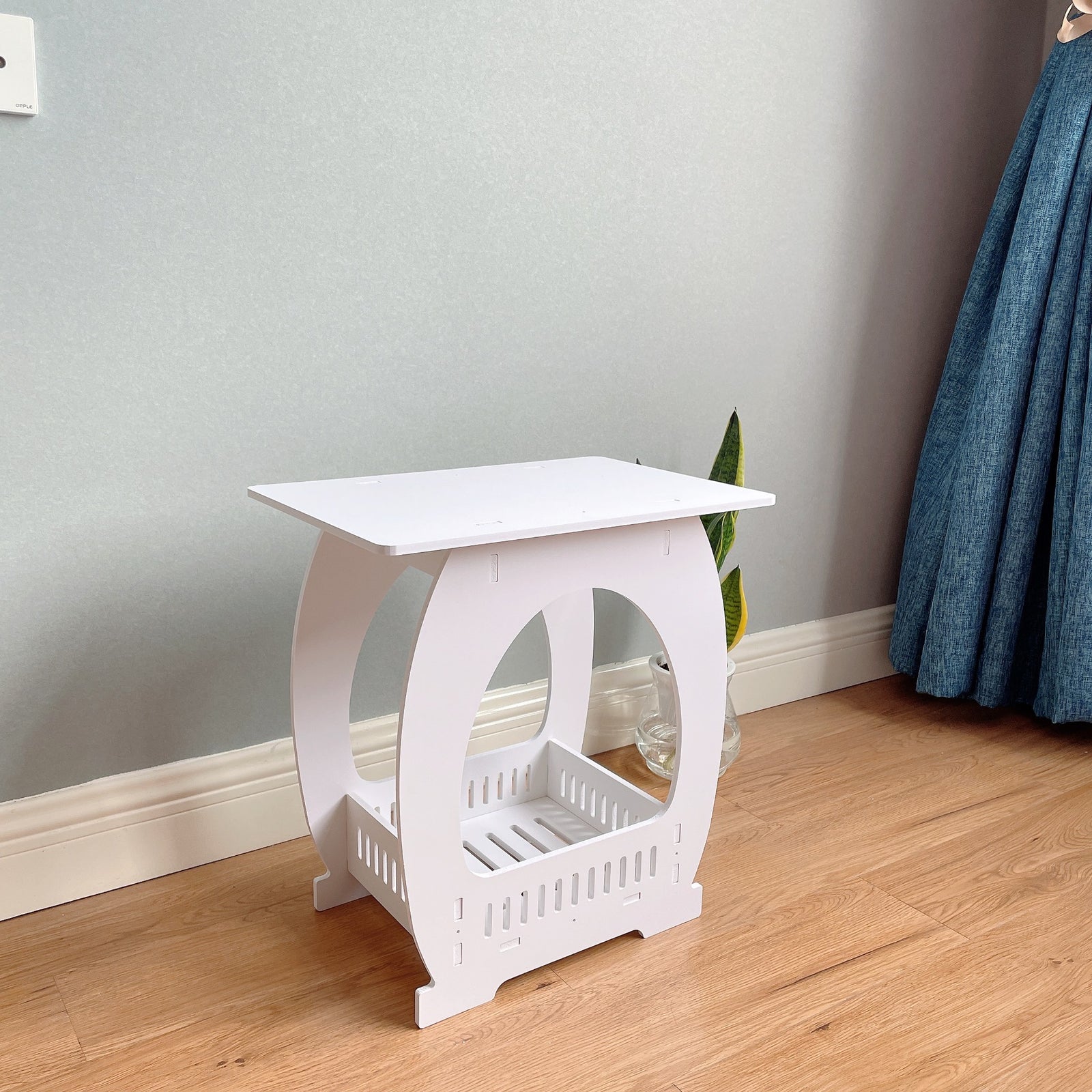 Noptiera alba decorativa, din PVC, 2 polite, 45cm