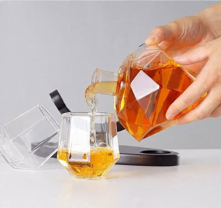 Set Decantor Whisky sub forma de Diamant cu suport de lemn si 2 pahare, 850ml