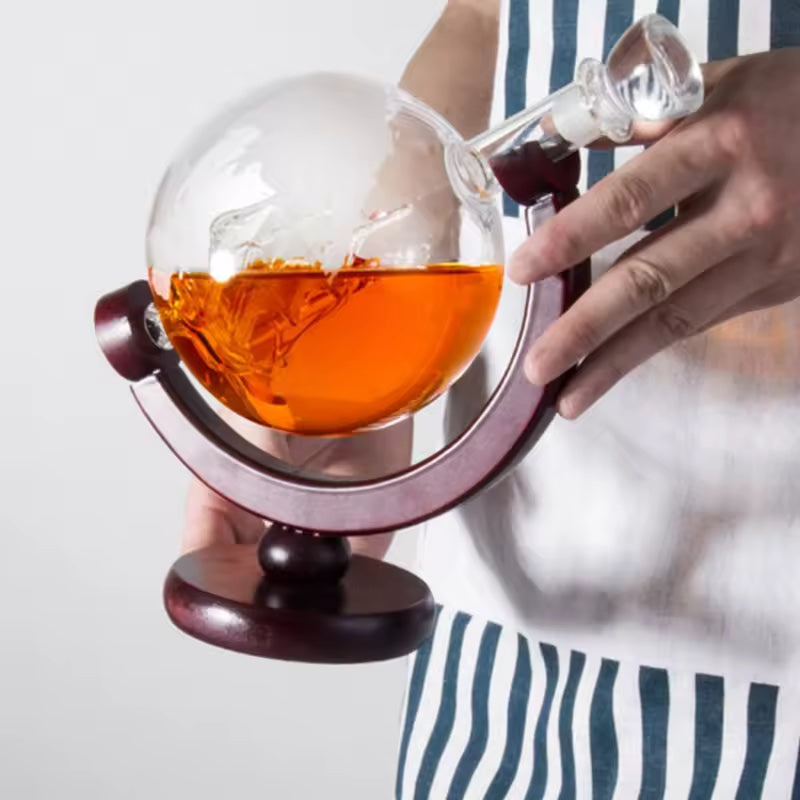 Set decantor cu doua/patru pahare din sticla, design Glob Pamantesc, cu suport de lemn, 850 ml