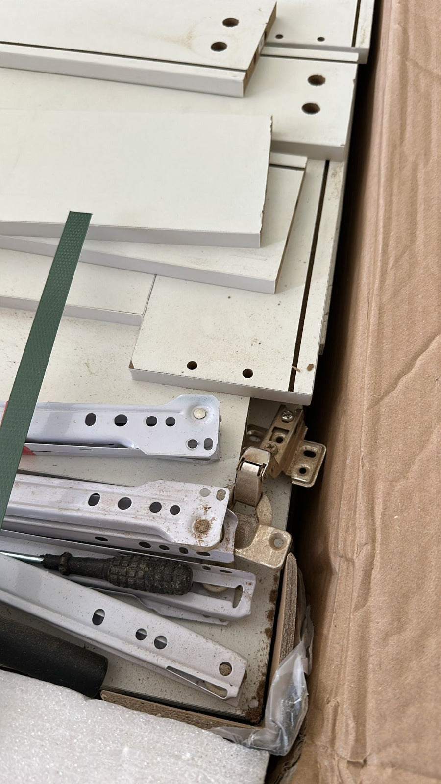 RESIGILAT - Comoda moderna si simpla cu 3 sertare si 2 usi, 140x40x75cm