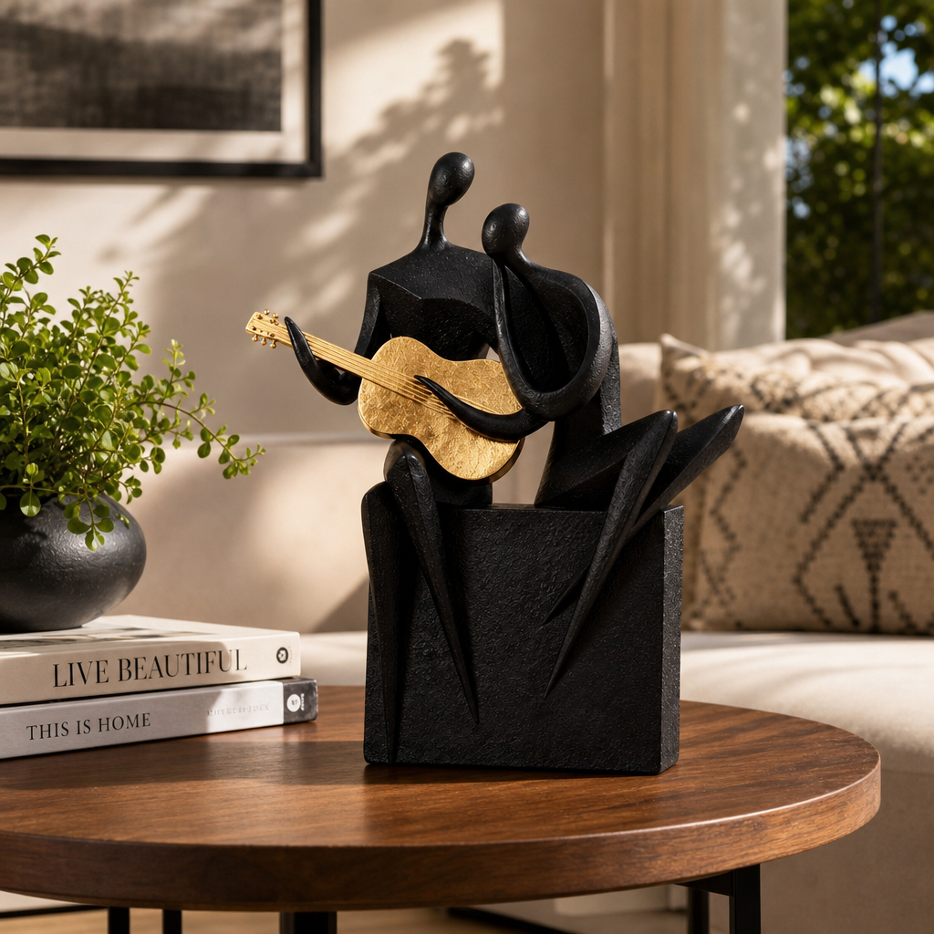 Statuetă Decorativă Premium „Cuplu cu Chitară”, Negru cu Auriu, din Rășină Finisată – 25 × 16 cm - in context de utilizare