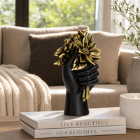 Statuetă Decorativă „Buchetul Iubirii”, Mână cu Flori – Rășină Finisată, 12,5 cm - in context de utilizare