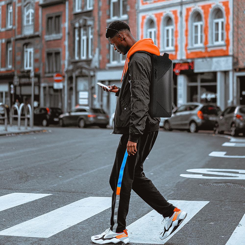 Ghiozdan Smart cu Display LED, WiFi, USB, 23L – Rezistent la Apa, incarcare USB