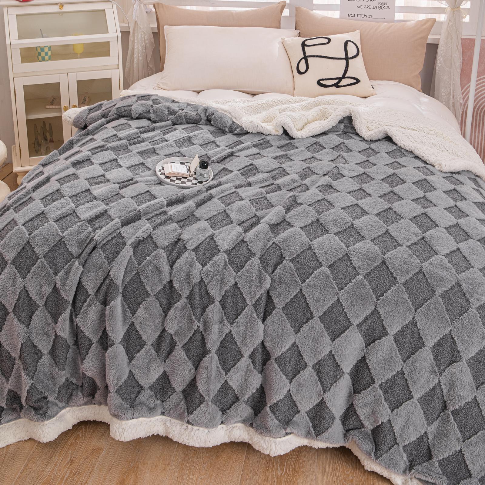 Patura Cocolino cu Blanita de Iepure si Catifea Teddy, 200x230cm, cu blanita pe spate