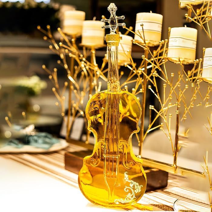 Set decantor in forma de vioara cu 2 pahare si suport din lemn 1000 ml